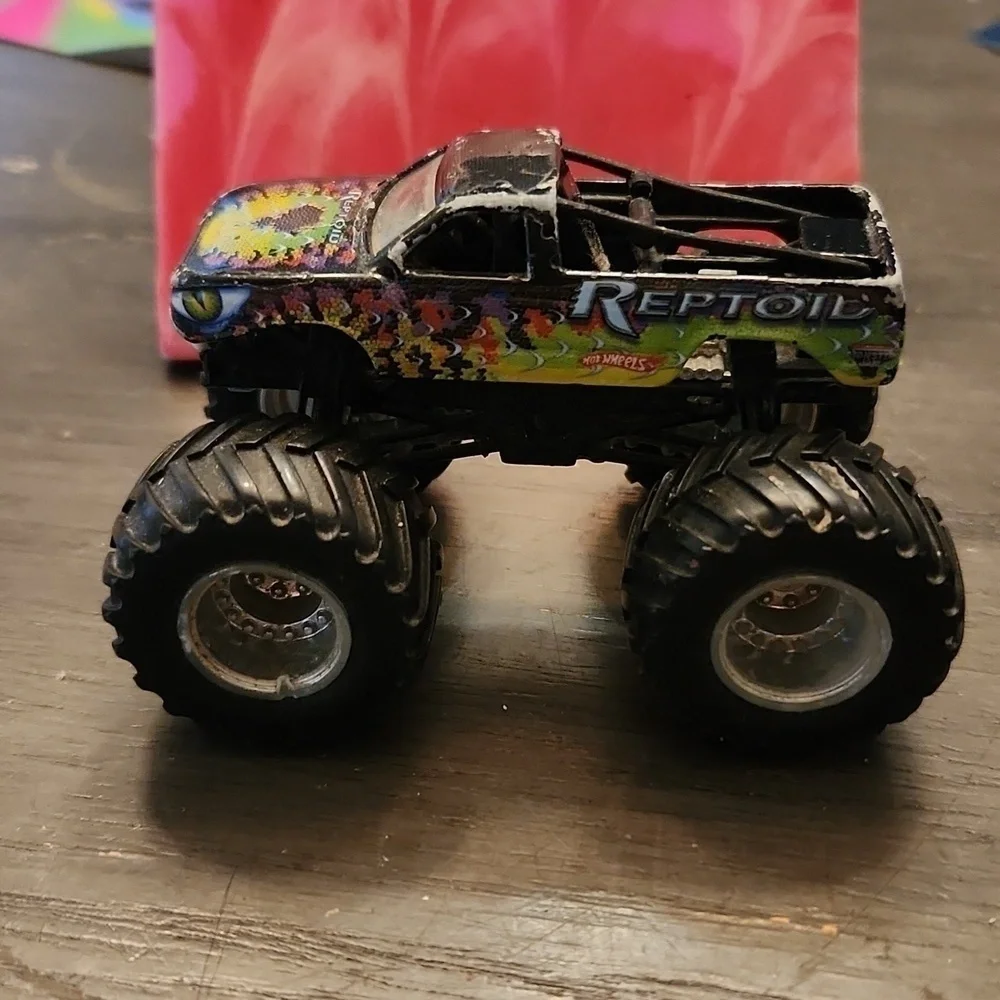 Hotwheels Reptoid 4x4 truck has paint chips flaws metal body